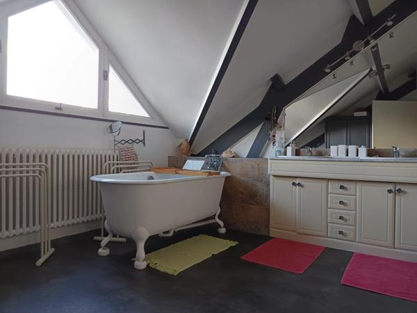 BELLE DEMEURE DE PLUS DE 300 M² AVEC PISCINE DANS UN CADRE IDYLLIQUE SUR ENVIRON 2 HECTARES