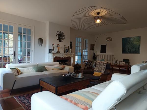 BELLE DEMEURE DE PLUS DE 300 M² AVEC PISCINE DANS UN CADRE IDYLLIQUE SUR ENVIRON 2 HECTARES