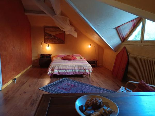 BELLE DEMEURE DE PLUS DE 300 M² AVEC PISCINE DANS UN CADRE IDYLLIQUE SUR ENVIRON 2 HECTARES