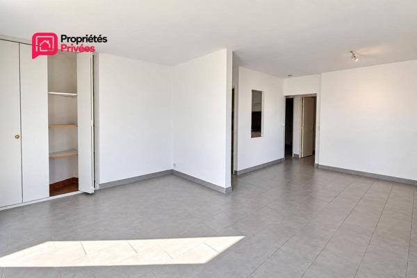 UZÈS EN EXCLUSIVITÉ  STUDIO 44,36 M²  DERNIER ÉTAGE  PLEIN SUD PARKING PRIVATIF