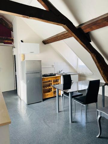 A LOUER STUDIO MEUBLE CENTRE VILLE 02100 ST QUENTIN