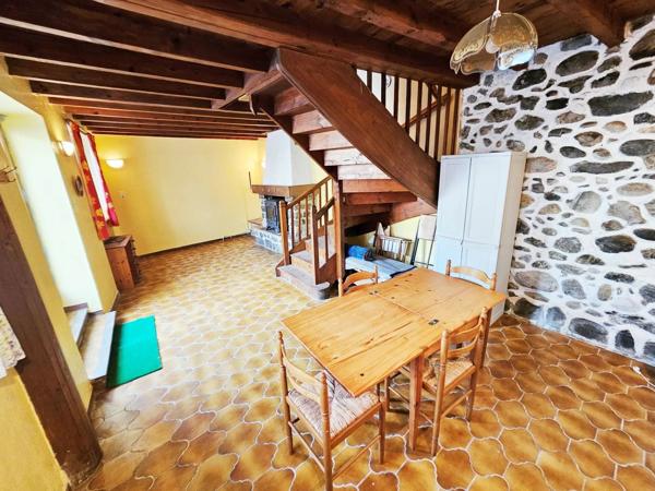 Maison de village lumineuse donnant sur une place