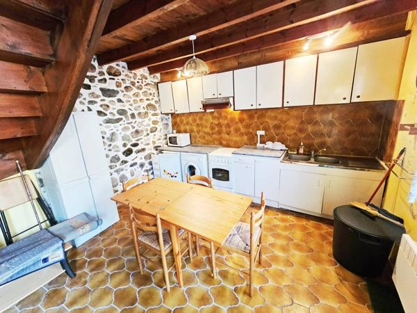 Maison de village lumineuse donnant sur une place
