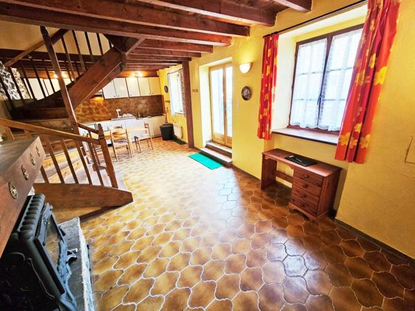 Maison de village lumineuse donnant sur une place