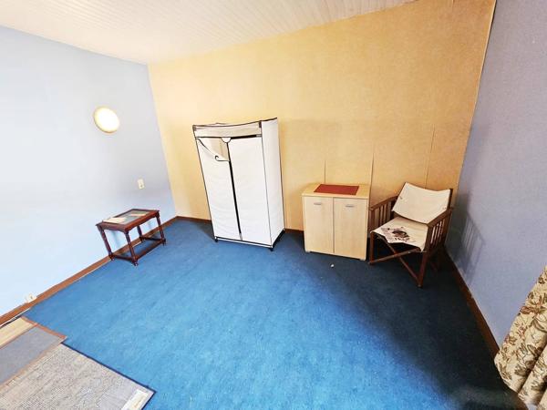 Maison de village lumineuse donnant sur une place