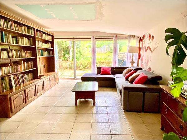 Maison à rénover de plain pied avec jardin attenant
