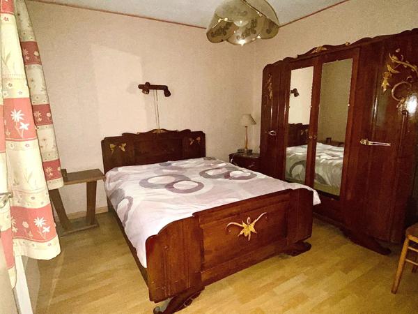 Maison à rénover de plain pied avec jardin attenant