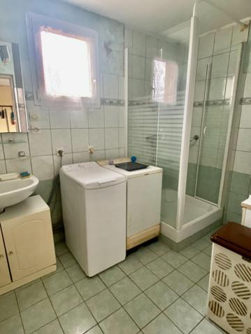Maison à rénover de plain pied avec jardin attenant