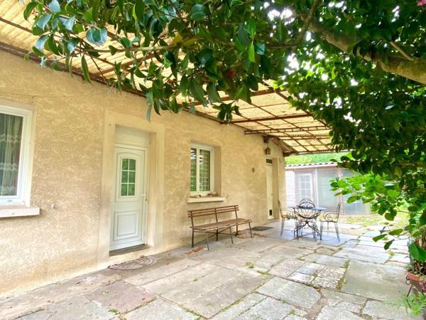 Maison à rénover de plain pied avec jardin attenant