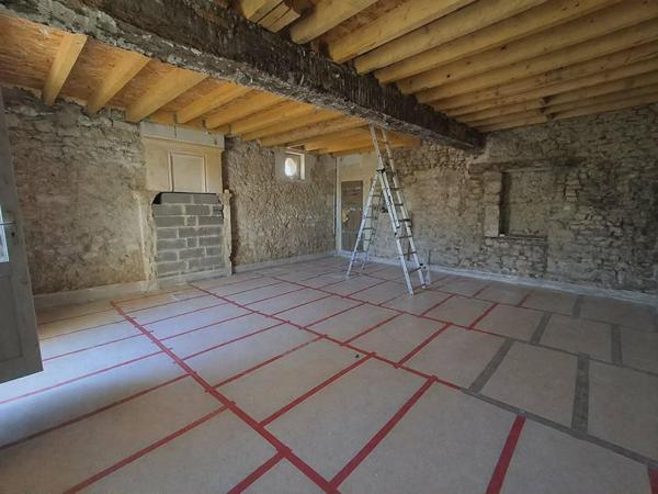 Maison à rénover avec étage et grenier aménageable, centre bourg de Saint-Christoly-de-Blaye (33920)