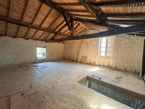 Maison à rénover avec étage et grenier aménageable, centre bourg de Saint-Christoly-de-Blaye (33920)