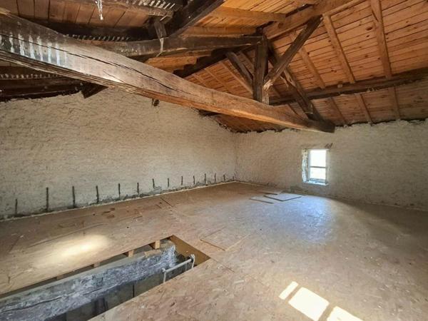 Maison à rénover avec étage et grenier aménageable, centre bourg de Saint-Christoly-de-Blaye (33920)