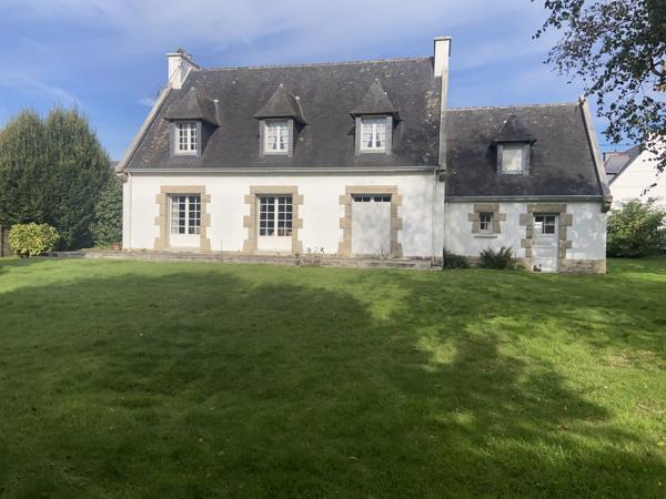 À vendre - Maison, 8 pièces située à Carhaix-Plouguer (29270)