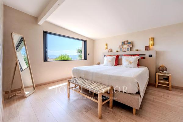 Villa en pierre rénovée – Vue mer plein sud & élégance contemporaine