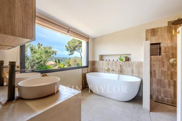 Villa en pierre rénovée – Vue mer plein sud & élégance contemporaine