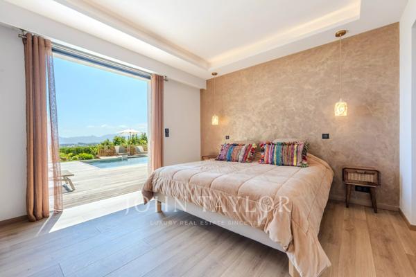 Villa en pierre rénovée – Vue mer plein sud & élégance contemporaine