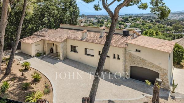 Villa en pierre rénovée – Vue mer plein sud & élégance contemporaine