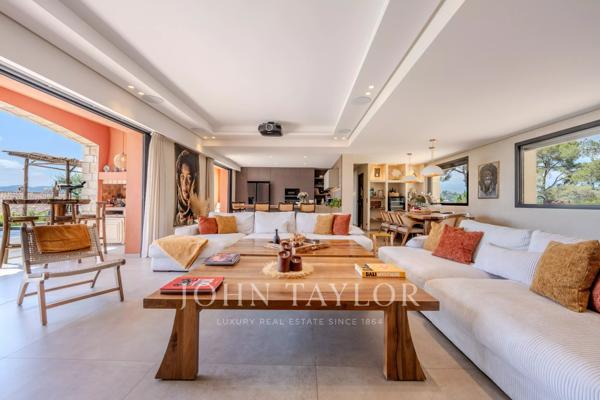 Villa en pierre rénovée – Vue mer plein sud & élégance contemporaine