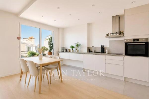Appartement 3 pièces en étage élevé avec vues Tour Eiffel et Invalides