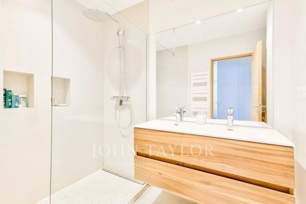 Appartement 3 pièces en étage élevé avec vues Tour Eiffel et Invalides