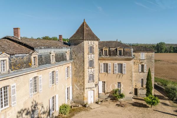 Château historique dominant la vallée de la Garonne - Sud Gironde - John Taylor Bordeaux