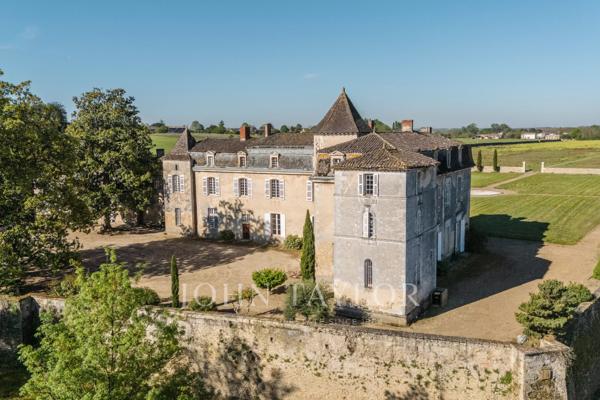 Château historique dominant la vallée de la Garonne - Sud Gironde - John Taylor Bordeaux