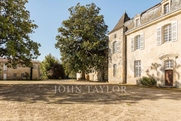 Château historique dominant la vallée de la Garonne - Sud Gironde - John Taylor Bordeaux