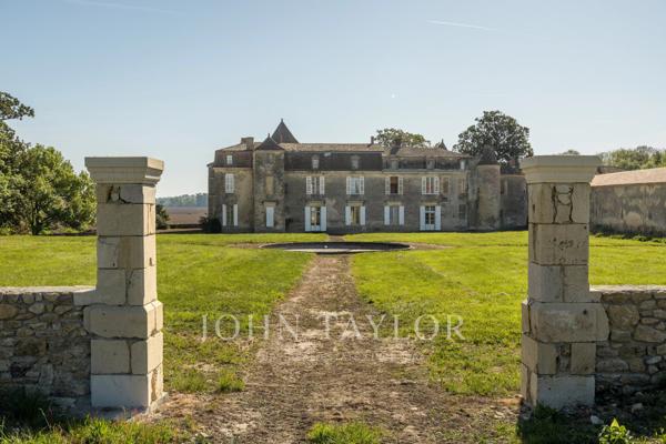 Château historique dominant la vallée de la Garonne - Sud Gironde - John Taylor Bordeaux
