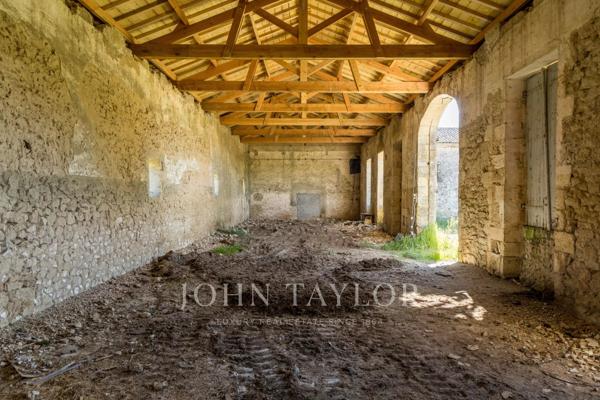 Château historique dominant la vallée de la Garonne - Sud Gironde - John Taylor Bordeaux