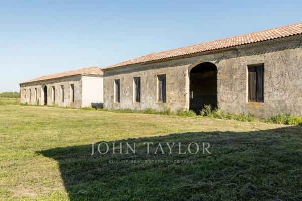 Château historique dominant la vallée de la Garonne - Sud Gironde - John Taylor Bordeaux