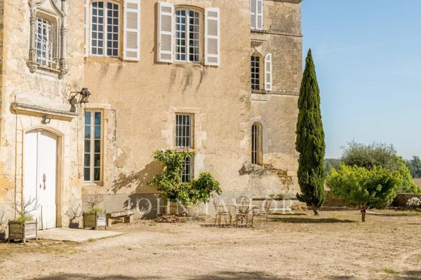Château historique dominant la vallée de la Garonne - Sud Gironde - John Taylor Bordeaux