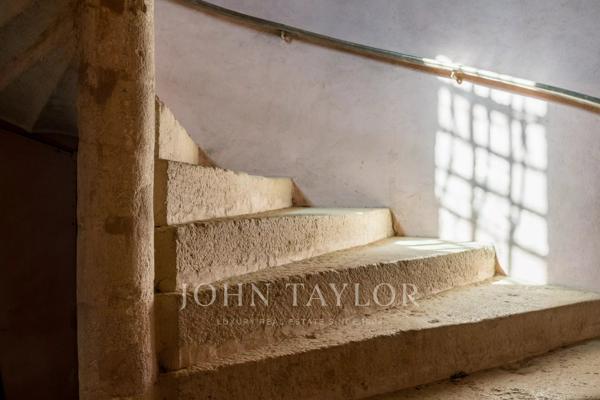 Château historique dominant la vallée de la Garonne - Sud Gironde - John Taylor Bordeaux