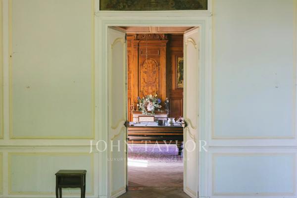 Château historique dominant la vallée de la Garonne - Sud Gironde - John Taylor Bordeaux