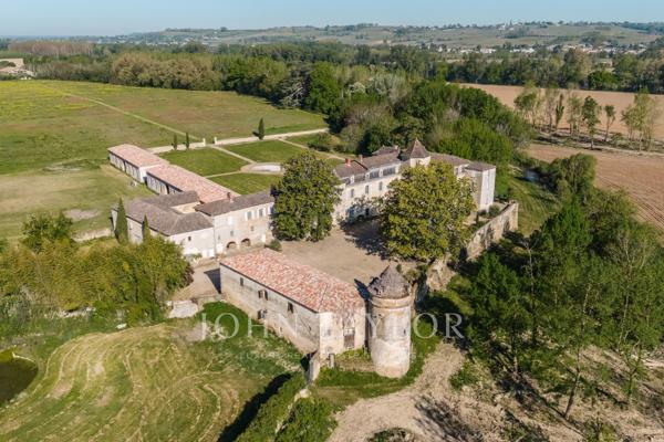 Château historique dominant la vallée de la Garonne - Sud Gironde - John Taylor Bordeaux