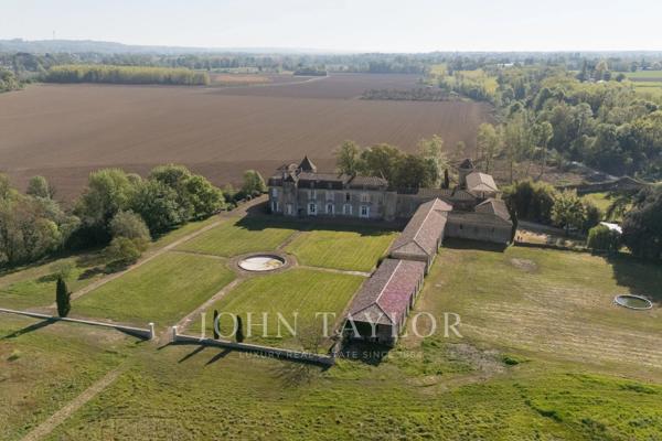 Château historique dominant la vallée de la Garonne - Sud Gironde - John Taylor Bordeaux