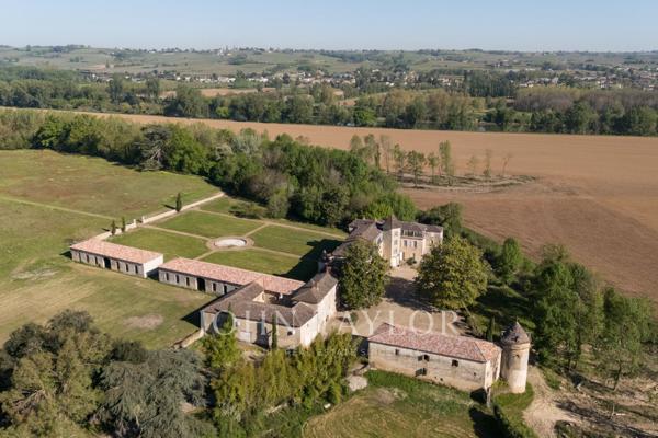 Château historique dominant la vallée de la Garonne - Sud Gironde - John Taylor Bordeaux