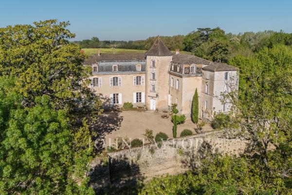 Château historique dominant la vallée de la Garonne - Sud Gironde - John Taylor Bordeaux