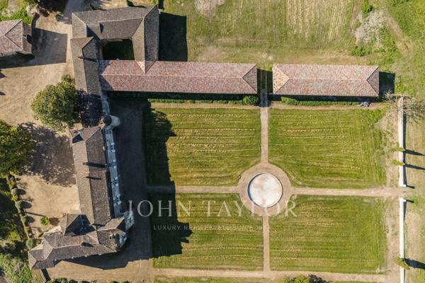 Château historique dominant la vallée de la Garonne - Sud Gironde - John Taylor Bordeaux