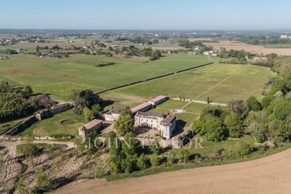 Château historique dominant la vallée de la Garonne - Sud Gironde - John Taylor Bordeaux