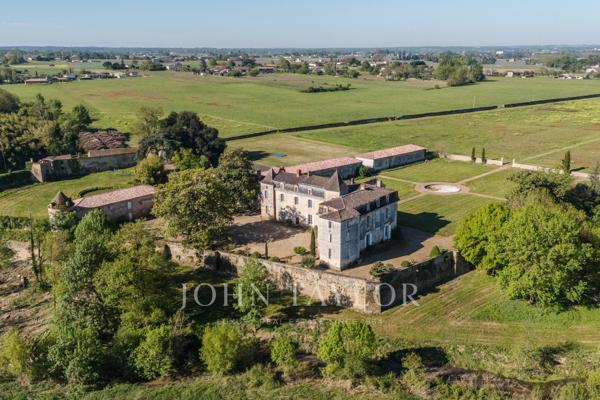 Château historique dominant la vallée de la Garonne - Sud Gironde - John Taylor Bordeaux