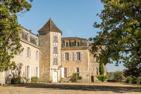 Château historique dominant la vallée de la Garonne - Sud Gironde - John Taylor Bordeaux