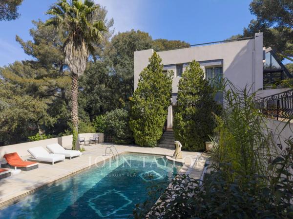Villa d’architecte avec rooftop – Vue mer, volumes spectaculaires & terrain paysager
