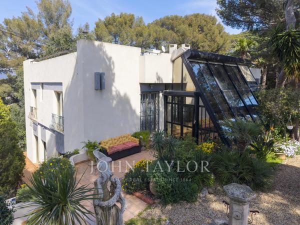 Villa d’architecte avec rooftop – Vue mer, volumes spectaculaires & terrain paysager