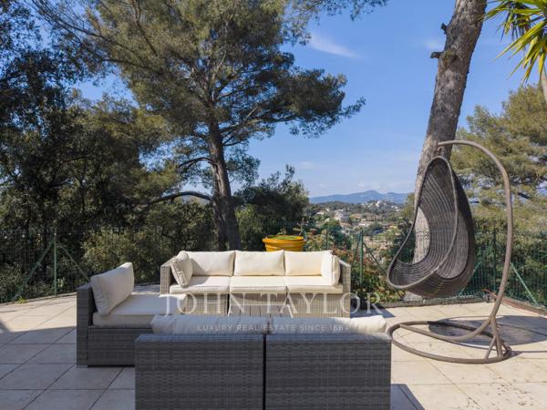 Villa d’architecte avec rooftop – Vue mer, volumes spectaculaires & terrain paysager