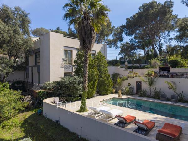 Villa d’architecte avec rooftop – Vue mer, volumes spectaculaires & terrain paysager