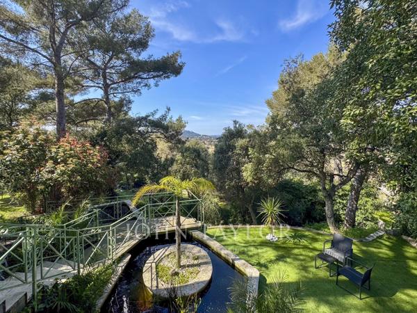 Villa d’architecte avec rooftop – Vue mer, volumes spectaculaires & terrain paysager