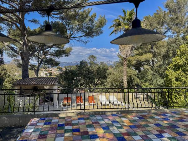 Villa d’architecte avec rooftop – Vue mer, volumes spectaculaires & terrain paysager