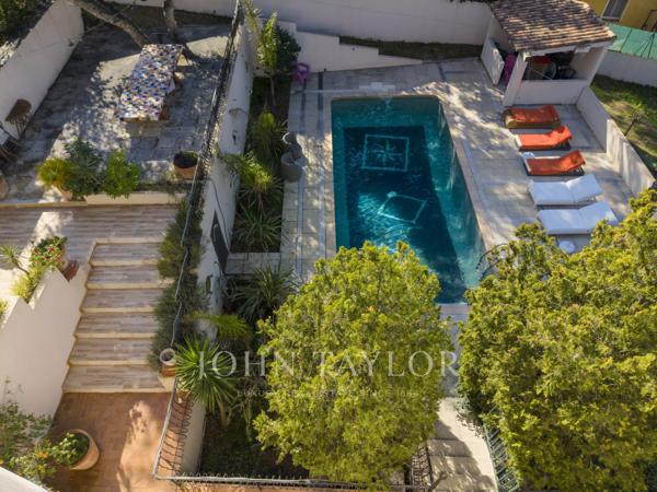 Villa d’architecte avec rooftop – Vue mer, volumes spectaculaires & terrain paysager