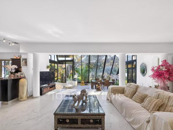 Villa d’architecte avec rooftop – Vue mer, volumes spectaculaires & terrain paysager