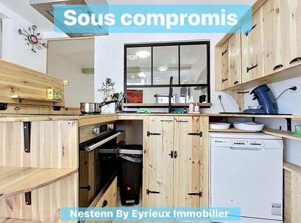 SOUS COMPROMIS. Maison de caractère 3 chambres avec atelier voûté au coeur du village